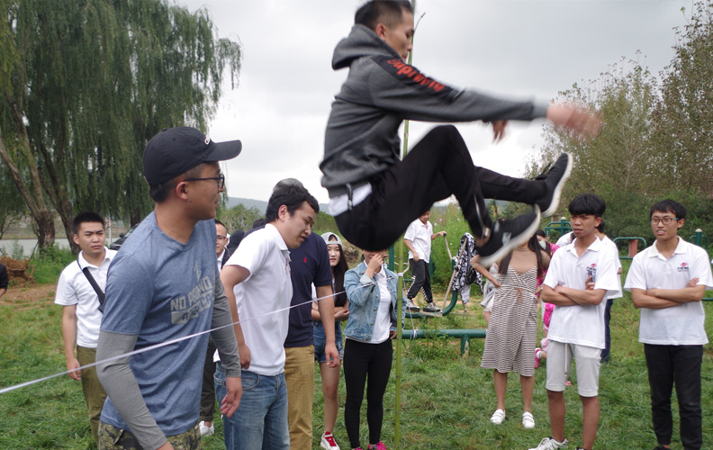 四個(gè)小隊(duì)依次完成跨越橫線，每個(gè)小伙伴臉上洋溢著愉悅的笑容！此時(shí)此刻結(jié)果如何并不重要，重要的是在游戲中我們收獲了親密無間的高度默契和隊(duì)友間無條件的信任！